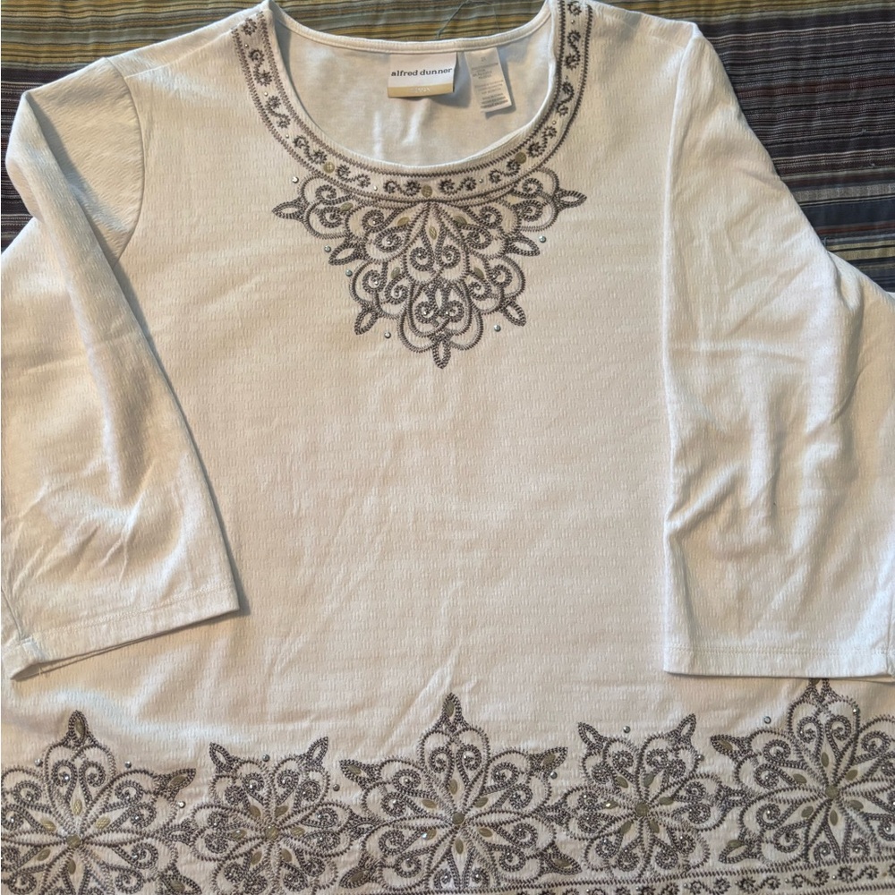 Alfred Dunner ladies top.